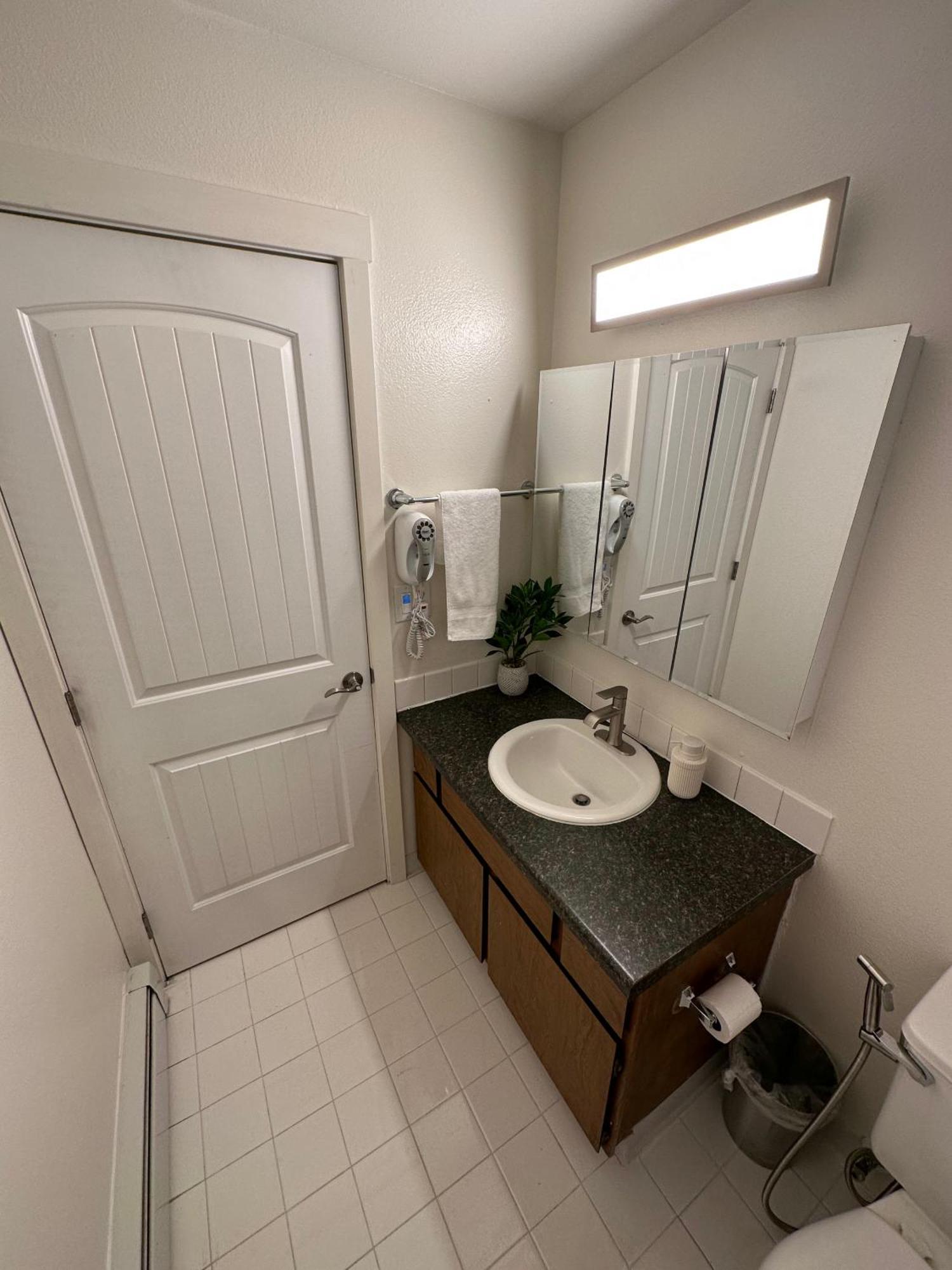 Stay Anchorage! Furnished Two Bedroom Apartments With High Speed Wifi 객실 사진