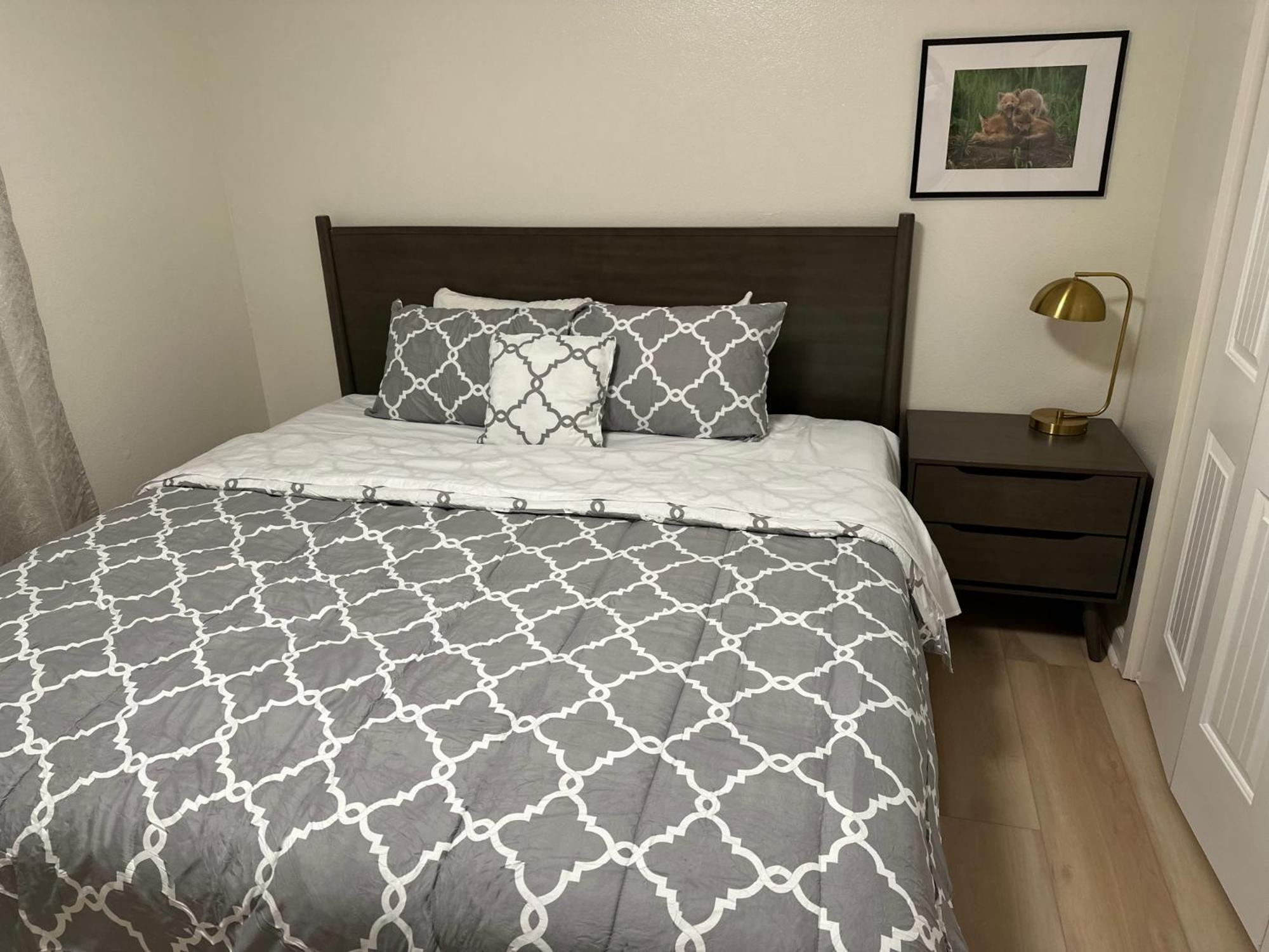 Stay Anchorage! Furnished Two Bedroom Apartments With High Speed Wifi 객실 사진