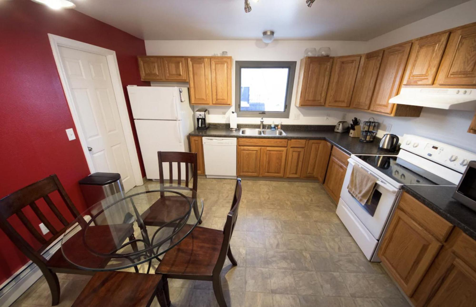 Stay Anchorage! Furnished Two Bedroom Apartments With High Speed Wifi 객실 사진