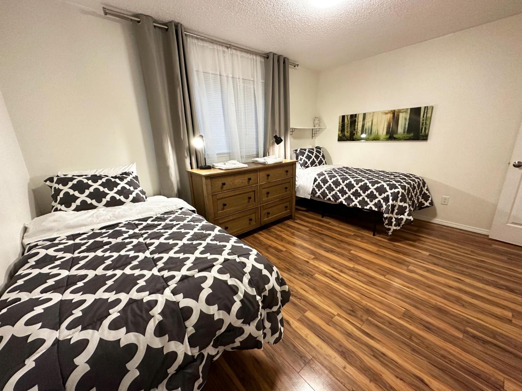 Stay Anchorage! Furnished Two Bedroom Apartments With High Speed Wifi 객실 사진